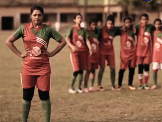 ফুটবলার চরিত্রে অভিনেত্রী ও মডেল নুশরাত ইমরোজ তিশা। ছবি: প্রোমোর স্ক্রিনশট