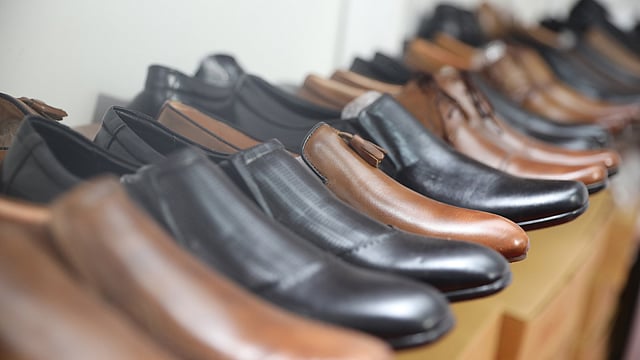 দেশে তৈরি এসব চামড়াজাত পণ্য বিদেশে রপ্তানি হচ্ছে।