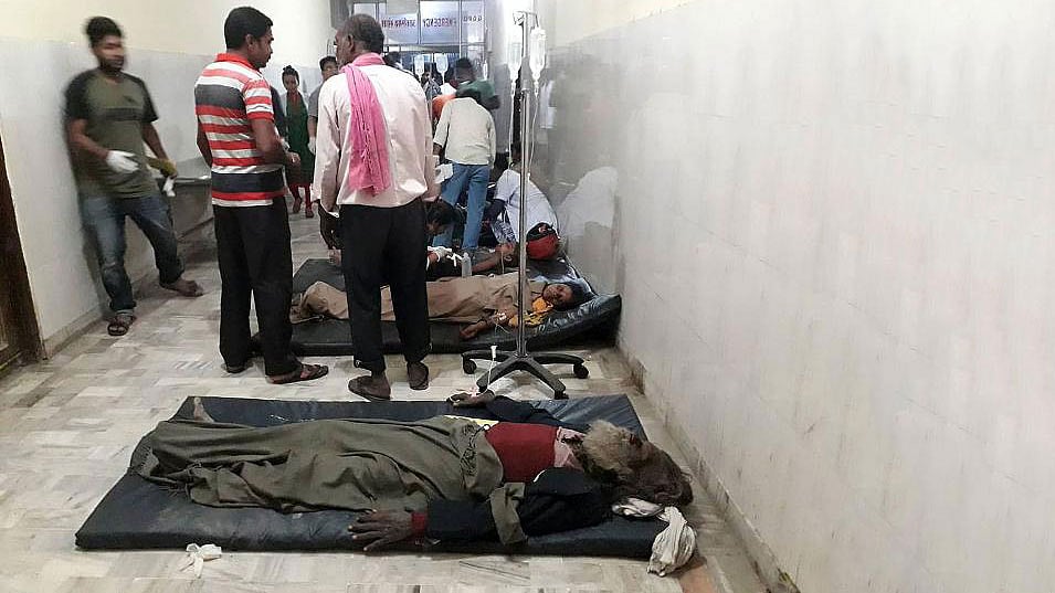 আহত ব্যক্তিদের চিকিৎসা দিতে হিমশিম খাচ্ছে হাসপাতালগুলো। ছবি: এএফপি