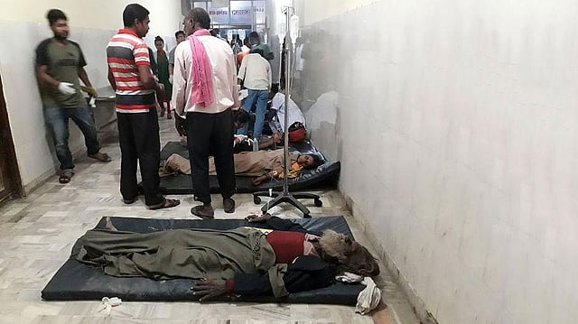 আহত ব্যক্তিদের চিকিৎসা দিতে হিমশিম খাচ্ছে হাসপাতালগুলো। ছবি: এএফপি