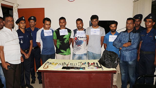 যন্ত্রাংশ চুরির চেষ্টার দায়ে আটক পাঁচ ব্যক্তি। ছবি: প্রথম আলো