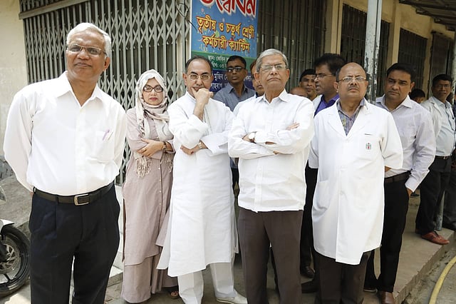বিএসএমএমইউতে খালেদা জিয়ার অপেক্ষায় মির্জা ফখরুল ইসলাম আলমগীর। ছবি: দীপু মালাকার