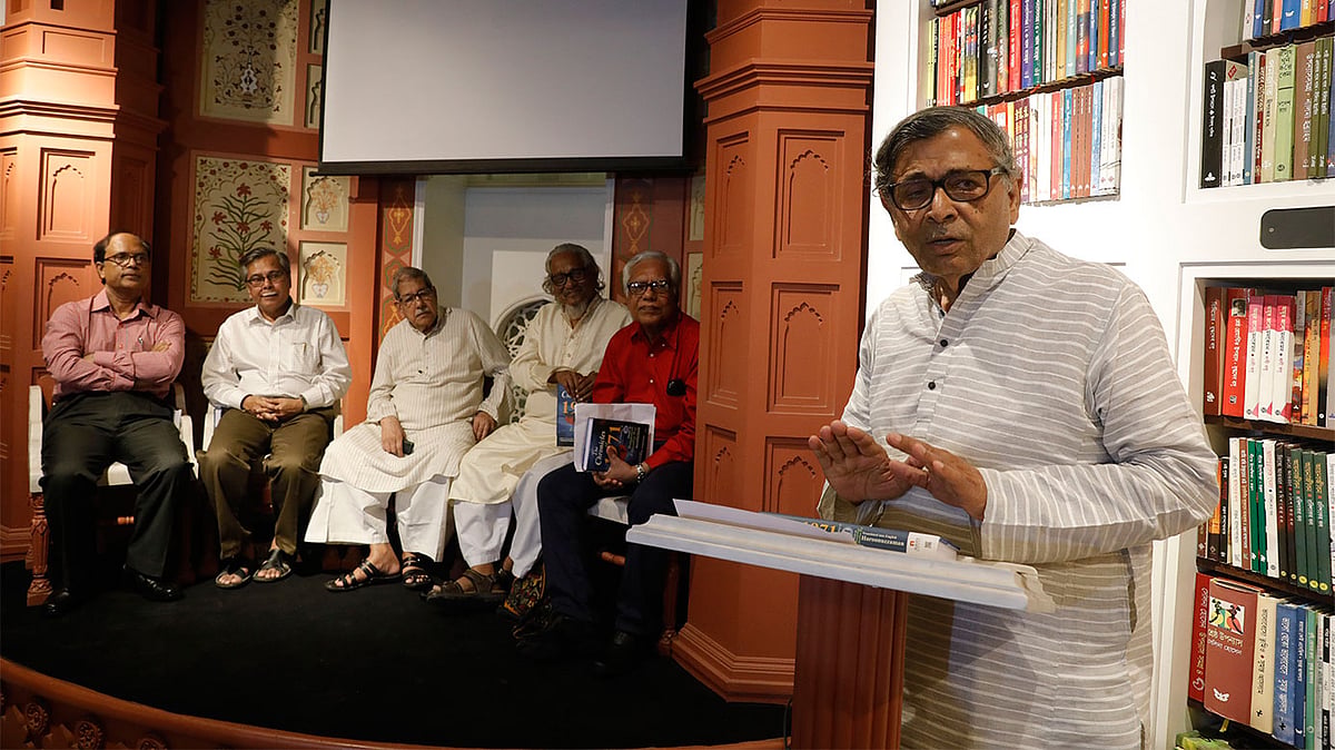 বিশ্বসাহিত্য কেন্দ্রের বাতিঘরে বক্তব্য দিচ্ছেন আবদুল্লাহ আবু সায়ীদ। ছবি: প্রথম আলো
