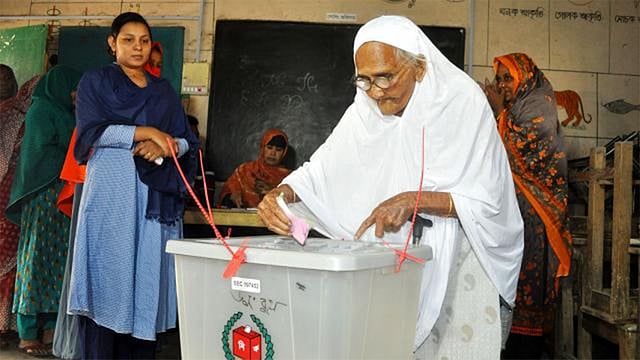 উপজেলা নির্বাচনের একটি কেন্দ্রে ভোট দিচ্ছেন একজন ভোটার। ছবি: প্রথম আলো