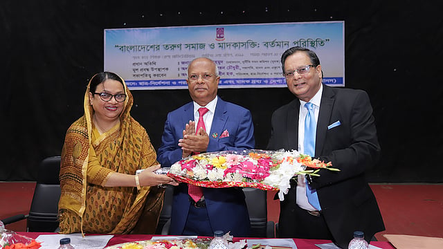 ঢাকা বিশ্ববিদ্যালয়ের ছাত্র-শিক্ষক কেন্দ্র মিলনায়তনে ‘বাংলাদেশের তরুণ সমাজ ও মাদকাসক্তি: বর্তমান পরিস্থিতি’ শীর্ষক এক সেমিনারে দুর্নীতি দমন কমিশনের চেয়ারম্যান ইকবাল মাহমুদ। তাঁর সঙ্গে রয়েছেন মাদকদ্রব্য ও নেশা নিরোধ সংস্থা মানসের সভাপতি অধ্যাপক অরূপ রতন চৌধুরী ও ঢাকা বিশ্ববিদ্যালয়ের ছাত্র নির্দেশনা ও পরামর্শদান দপ্তরের পরিচালক অধ্যাপক মেহ্জাবীন হক। ছবি: সংগৃহীত
