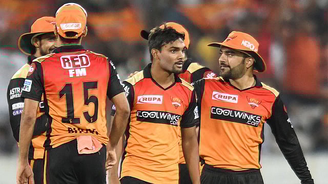 এই পেসারের সামনে পড়লেই কোহলি আর ভয়ংকর থাকছেন না। ছবি: এএফপি