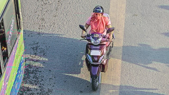 এক নারী বাইক চালাচ্ছেন