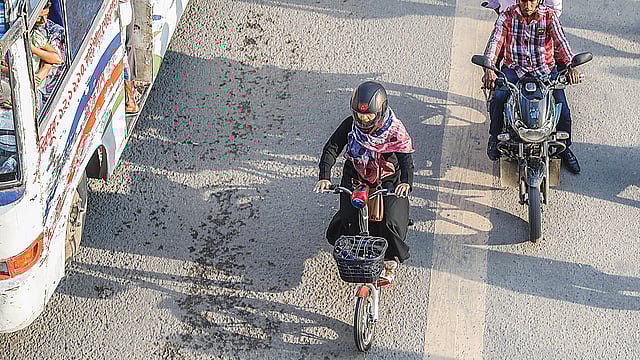 বাইসাইকেল নিয়েও পথে নামছেন নারীরা
