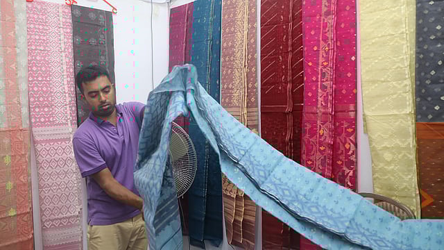 জামদানি শাড়ির একটি স্টল।