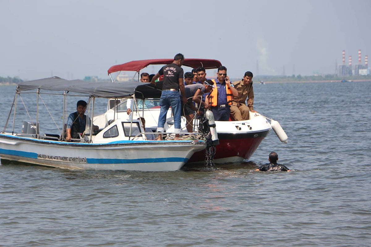 মেঘনা নদীতে ট্রলারডুবির ঘটনায় নিখোঁজ ব্যক্তিদের সন্ধানে তৎপরতা চালাচ্ছে নৌপুলিশ ও বিআইডব্লিউটিএর ডুবুরি দল। নারায়ণগঞ্জ, ১ এপ্রিল। ছবি: দিনার মাহমুদ