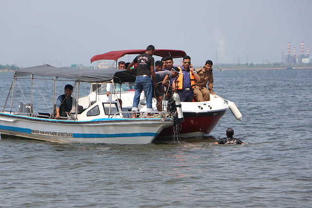 মেঘনা নদীতে ট্রলারডুবির ঘটনায় নিখোঁজ ব্যক্তিদের সন্ধানে তৎপরতা চালাচ্ছে নৌপুলিশ ও বিআইডব্লিউটিএর ডুবুরি দল। নারায়ণগঞ্জ, ১ এপ্রিল। ছবি: দিনার মাহমুদ