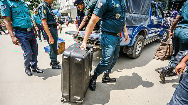 খালেদা জিয়ার ব্যবহার্য নিত্যপ্রয়োজনীয় জিনিসপত্রও হাসপাতালে পাঠিয়ে দেওয়া হয়।