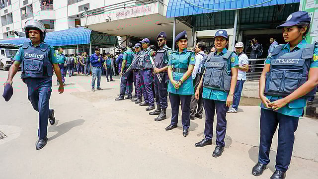 কেবিন ব্লকের সামনে মোতায়েন করা হয় বিপুলসংখ্যক পুলিশ।