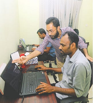 নিজের কর্মীদের কাজ দেখিয়ে দিচ্ছেন বিশ্বজিৎ বড়ুয়া। ছবি: জুয়েল শীল