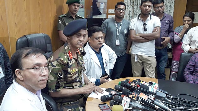 খালেদার শারীরিক অবস্থা সম্পর্কে ব্রিফিং করেন বঙ্গবন্ধু শেখ মুজিব মেডিকেল বিশ্ববিদ্যালয় (বিএসএমএমইউ) হাসপাতালের পরিচালক ব্রিগেডিয়ার জেনারেল এ কে মাহবুবুল হক। ছবি: মোছাব্বের হোসেন।