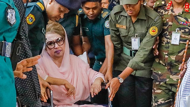 খালেদা জিয়াকে হুইল চেয়ারে বসিয়ে নেওয়া হয় কেবিন ব্লকের ছয় তলায়।