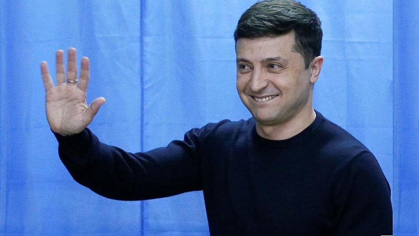 ভোটকেন্দ্র পরিদর্শনের সময় সমর্থকদের উদ্দেশে হাত নাড়ছেন ভলোদিমের জিলেনস্কি। ছবি: রয়টার্স