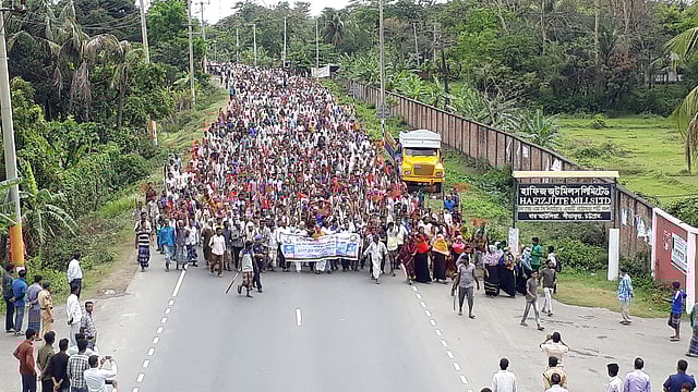 মজুরি কমিশন বাস্তবায়নসহ ১১ দফা দাবিতে চট্টগ্রামের সীতাকুণ্ডে রাষ্ট্রায়ত্ত পাটকল কারখানা হাফিজ জুট মিলসের শ্রমিকেরা লাঠি-লাল পতাকা নিয়ে বিক্ষোভ মিছিল করেছেন। ছবি: প্রথম আলো