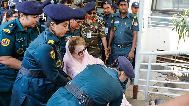 হাসপাতালে পৌঁছানোর পর আইনশৃঙ্খলা রক্ষাকারী বাহিনীর একটি দল হুইলচেয়ারে করে বিএনপির চেয়ারপারসন খালেদা জিয়াকে হাসপাতালের ভেতরে নেন।