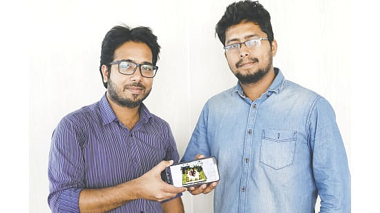 দুই তরুণ অ্যাপে তুলে ধরেছেন এক জেলার দর্শনীয় স্থান। ছবি: স্মার্ট সময়