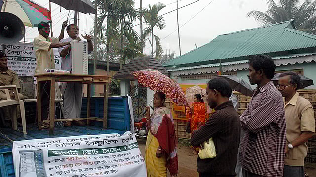 ত্রিপুরায় ইভিএমে ভোট দেওয়া বিষয়ে প্রশিক্ষণ দেওয়া হচ্ছে। ছবি: সংগৃহীত