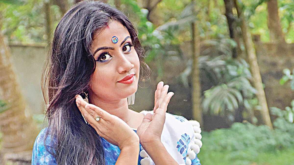 বাহারি টিপে প্রিয়াঙ্কা সিকদার