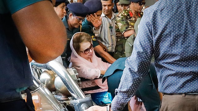 ঢাকার নাজিম উদ্দিন রোডের পুরোনো কেন্দ্রীয় কারাগার থেকে খালেদা জিয়াকে নিয়ে কালো রঙের একটি গাড়ি সোমবার দুপুর সাড়ে ১২টায় বিএসএমএমইউতে আসে।