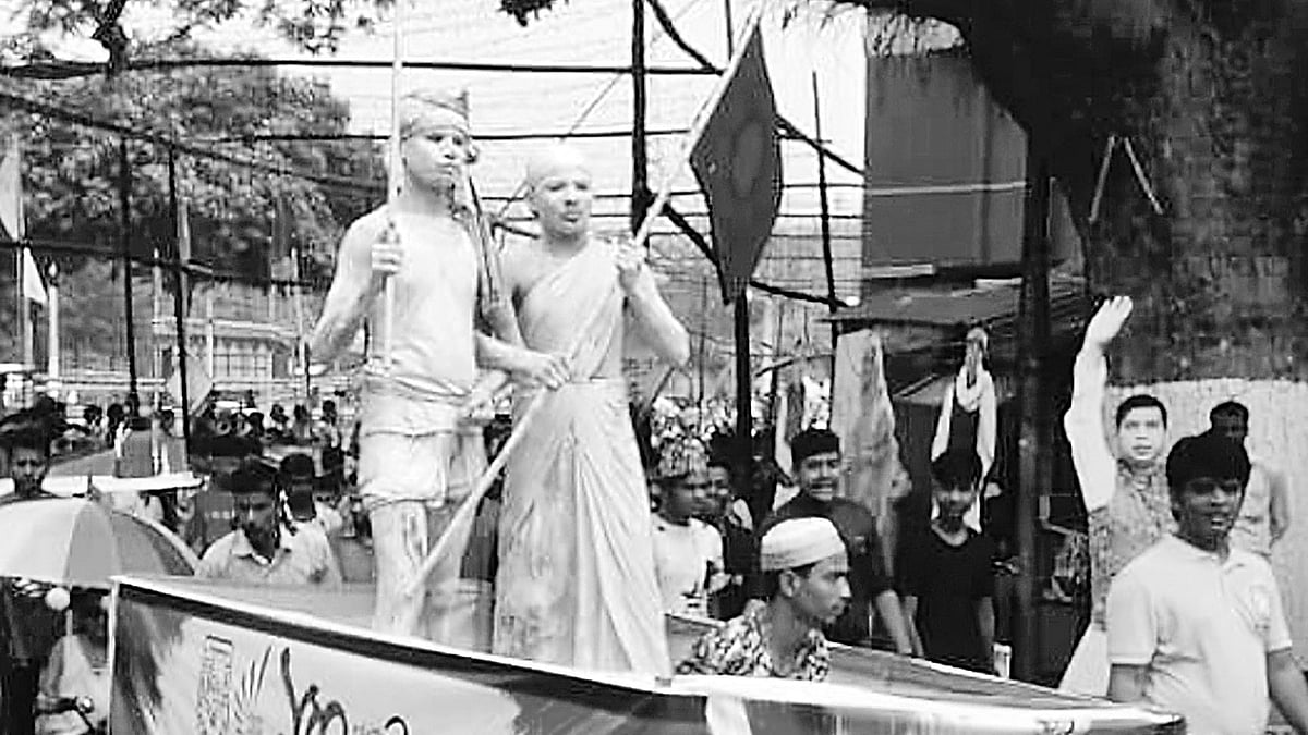 সিরাজগঞ্জ পৌরসভার ১৫০ বছর পূর্তি উপলক্ষে বর্ণাঢ্য শোভাযাত্রা। গতকাল পৌরসভা এলাকায়।