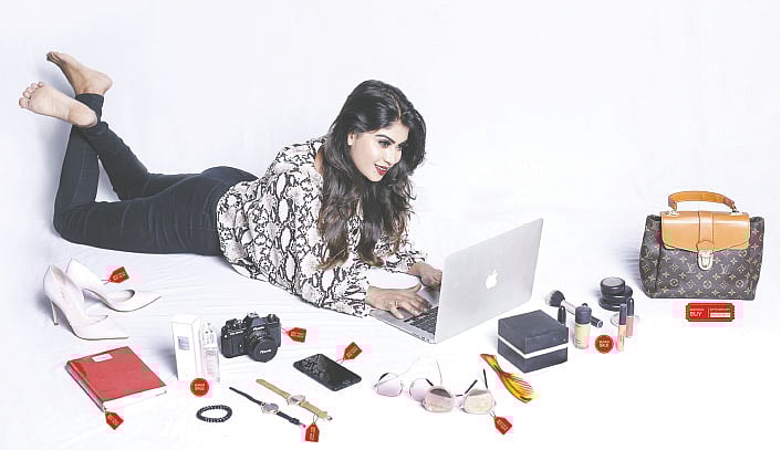 অনলাইন কেনাকাটায় অভ্যস্ততা বাড়ছে। মডেল: সারাকা, ছবি: সুমন ইউসুফ