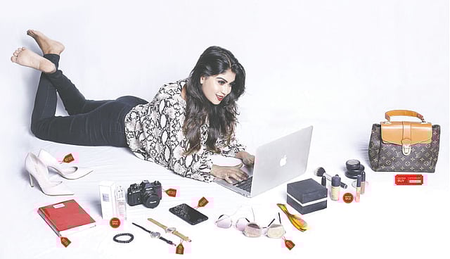 অনলাইন কেনাকাটায় অভ্যস্ততা বাড়ছে। মডেল: সারাকা, ছবি: সুমন ইউসুফ