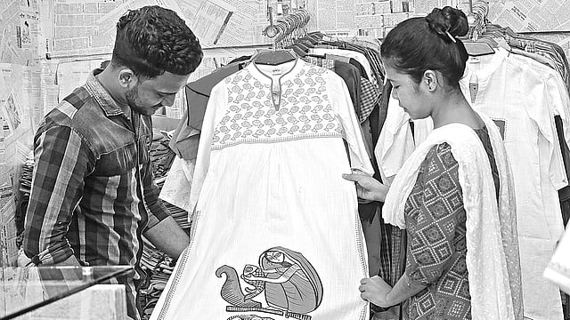 বাংলা নববর্ষ বরণ করতে নতুন পোশাকের বেচাকেনা বাড়ছে। বিপণিবিতানগুলোতে উঠেছে বাহারি রং ও নকশার পোশাক। গতকাল বনানীর একটি দোকানে।  ছবি: প্রথম আলো