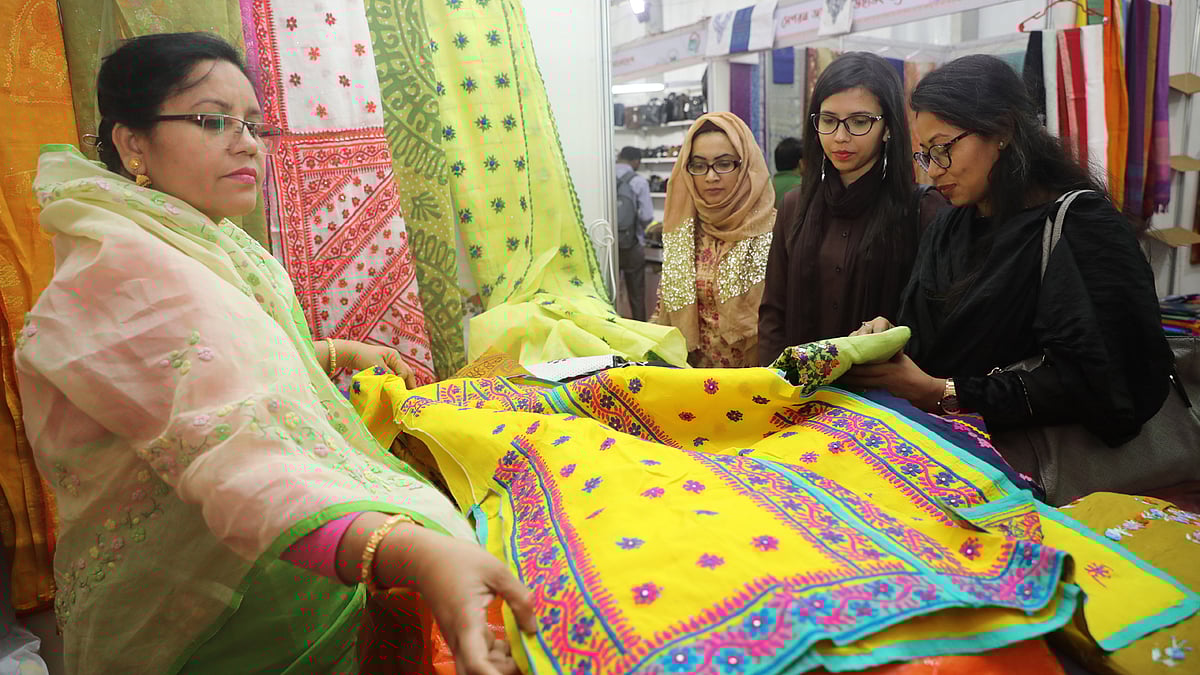 এক নারী উদ্যোক্তার স্টলে ক্রেতারা পণ্য দেখছেন। মেলায় ৫২ শতাংশ নারী উদ্যোক্তা অংশ নিয়েছেন।