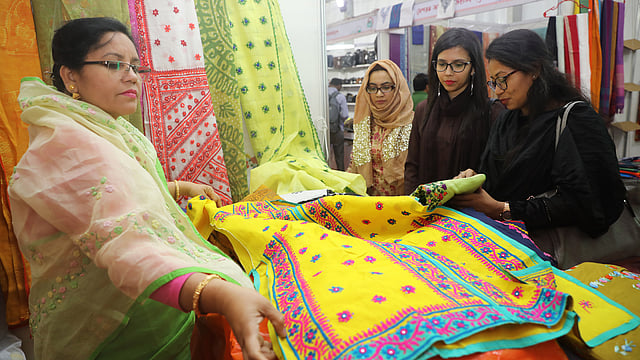 এক নারী উদ্যোক্তার স্টলে ক্রেতারা পণ্য দেখছেন। মেলায় ৫২ শতাংশ নারী উদ্যোক্তা অংশ নিয়েছেন।