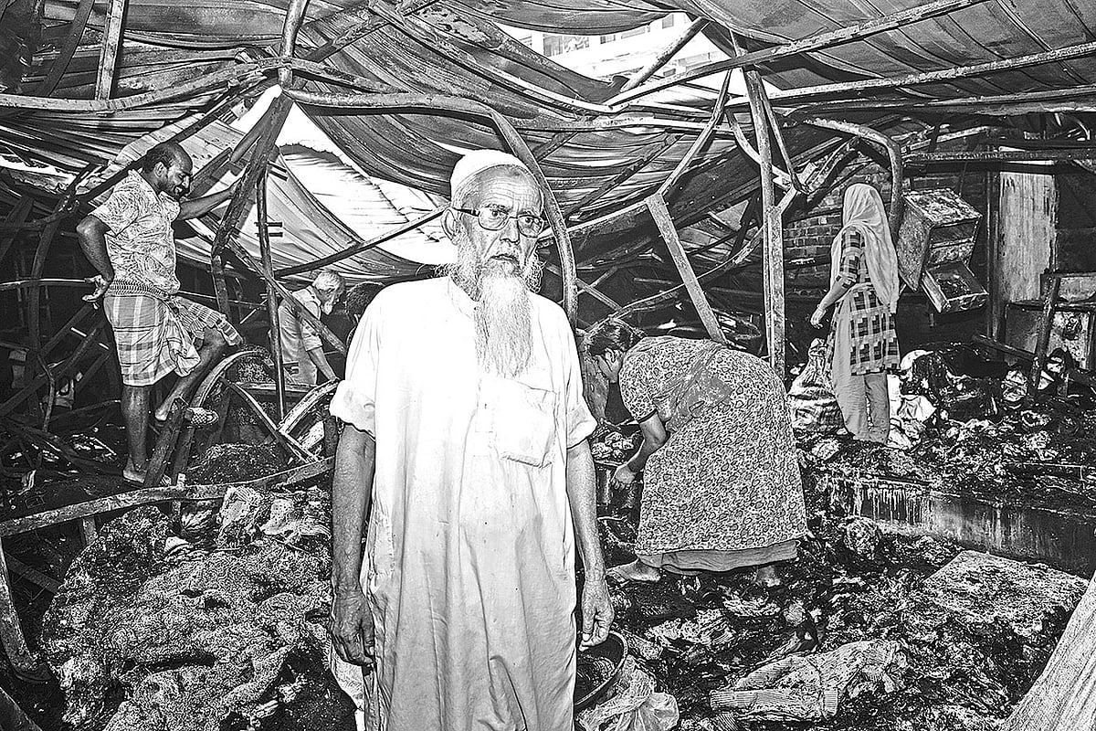 জীবিকা নির্বাহের সম্বল হারিয়ে নিঃস্ব ব্যবসায়ী আবদুর রাশিদ। গতকাল গুলশানের আগুনে পোড়া ডিএনসিসি কাঁচাবাজারে। প্রথম আলো