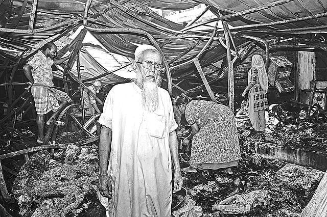 জীবিকা নির্বাহের সম্বল হারিয়ে নিঃস্ব ব্যবসায়ী আবদুর রাশিদ। গতকাল গুলশানের আগুনে পোড়া ডিএনসিসি কাঁচাবাজারে।  প্রথম আলো