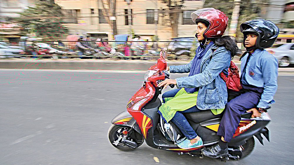 আয়েশা শারমিন ছেলেকে নিয়ে রাজপথে ছুটছেন।