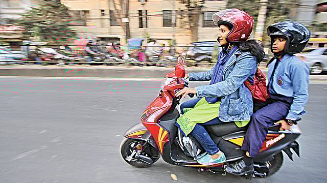 আয়েশা শারমিন ছেলেকে নিয়ে রাজপথে ছুটছেন।