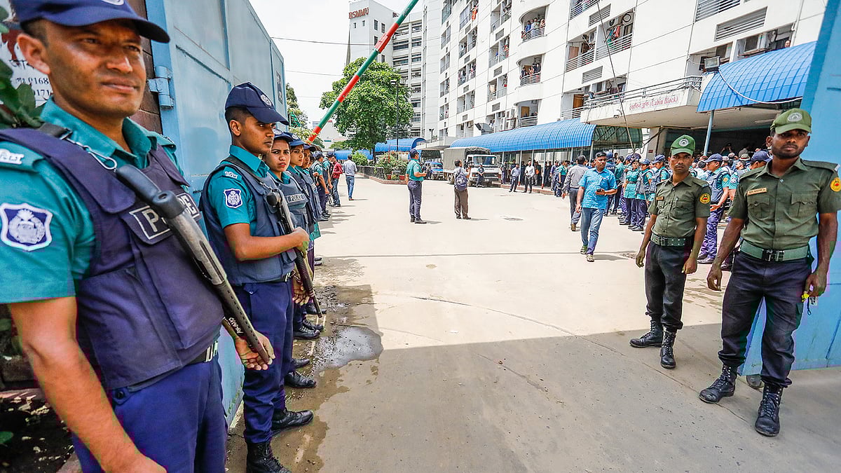খালেদা জিয়াকে হাসপাতালে নেওয়ার সিদ্ধান্ত হলে বিএসএমএমইউতে নিরাপত্তা জোরদার করা হয়।