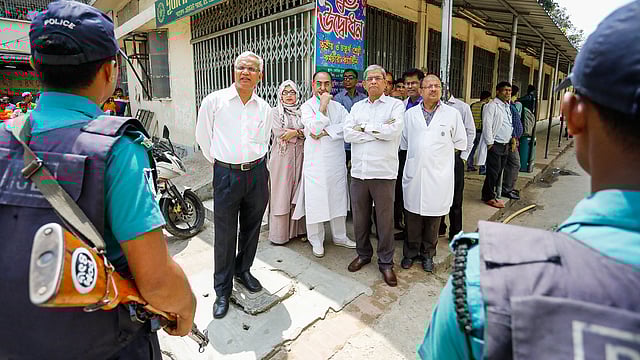 খালেদা জিয়ার অপেক্ষায় মির্জা ফখরুল ইসলাম আলমগীর, মির্জা আব্বাসসহ অন্য নেতারা।