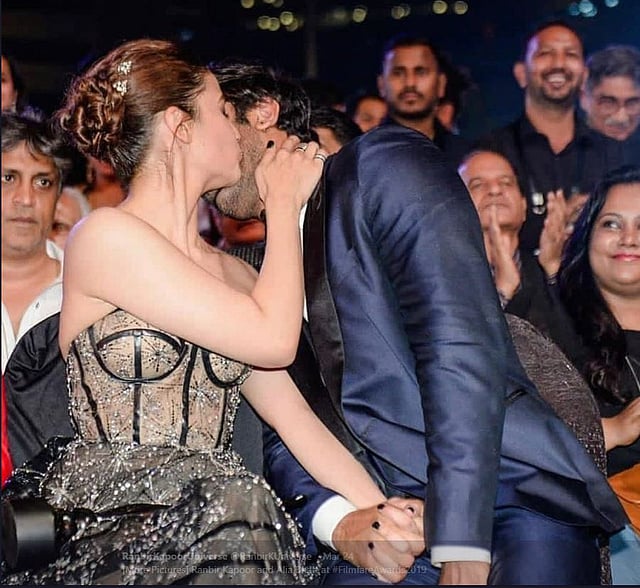 ফিল্মফেয়ারে রণবীর কাপুরের নাম ঘোষণার পর আলিয়া ভাট তাঁকে জড়িয়ে ধরে গালে চুমু দেন