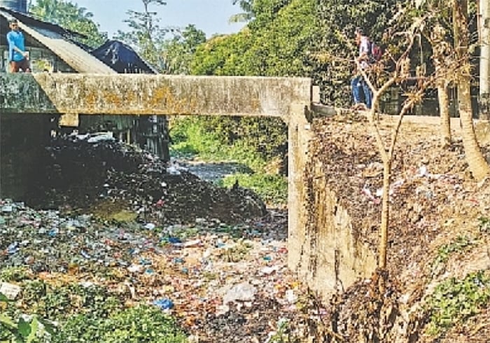 খালে ময়লার স্তূপ। পটুয়াখালীর দুমকি উপজেলার সৃজনী বিদ্যানিকেতনের শিক্ষার্থীরা ভোগান্তি পোহাচ্ছে । প্রথম আলো