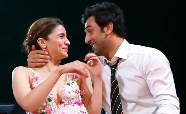 ‘জি সিনে অ্যাওয়ার্ডস ২০১৯’ অনুষ্ঠানে রণবীর কাপুরের নাম ঘোষণা হতেই আলিয়াকে জড়িয়ে ধরে তিনি ঠোঁটে চুমু দিতে যান