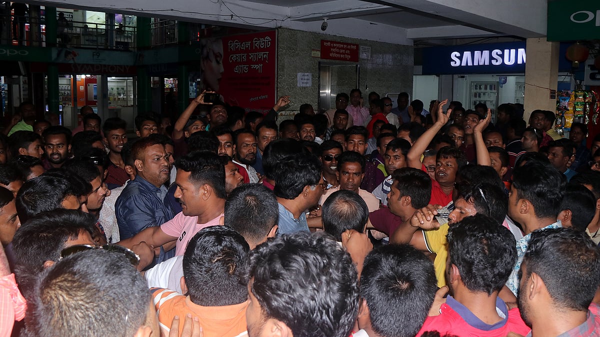 বগুড়া জেলা বিএনপির সভার বাইরে নেতা–কর্মীরা। ছবি: সোয়েল রানা