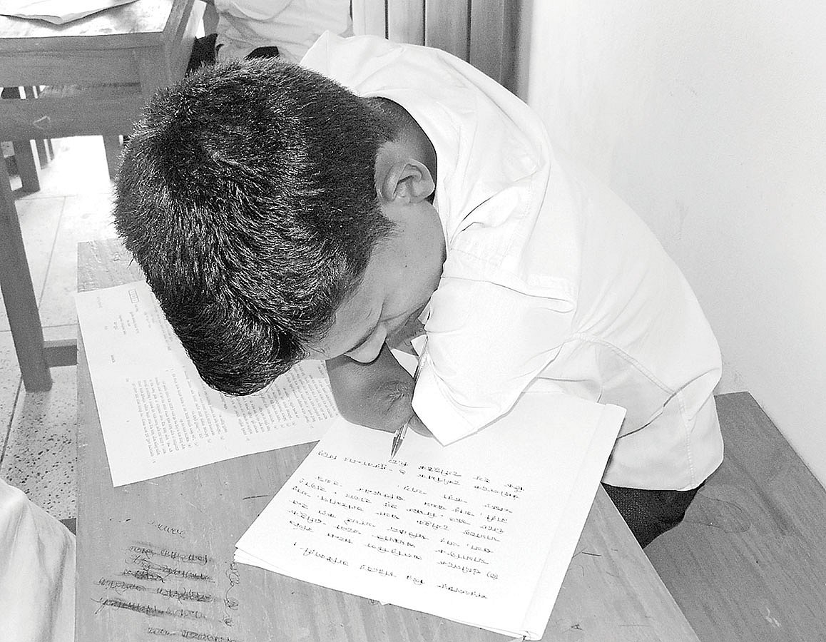 হাবীবের এক হাত নেই, আরেক হাতের কনুই পর্যন্ত নেই। তবুও অদম্য সে। এই সীমাবদ্ধতা নিয়েও এইচএসসি পরীক্ষা দিতে এসেছে। গতকাল বেলা ১১টায় চট্টগ্রামের রাঙ্গুনিয়া উপজেলার উত্তর রাঙ্গুনিয়া ডিগ্রি কলেজকেন্দ্রে।  প্রথম আলো