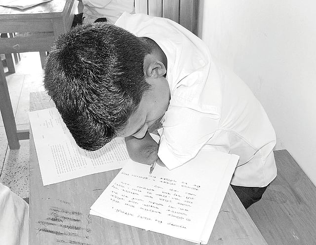 হাবীবের এক হাত নেই, আরেক হাতের কনুই পর্যন্ত নেই। তবুও অদম্য সে। এই সীমাবদ্ধতা নিয়েও এইচএসসি পরীক্ষা দিতে এসেছে। গতকাল বেলা ১১টায় চট্টগ্রামের রাঙ্গুনিয়া উপজেলার উত্তর রাঙ্গুনিয়া ডিগ্রি কলেজকেন্দ্রে।  প্রথম আলো