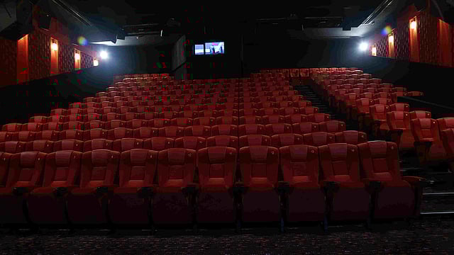 তথ্যমন্ত্রীর আশ্বাসে প্রেক্ষাগৃহ বন্ধের সিদ্ধান্ত থেকে আপাতত সরে এসেছে বাংলাদেশ চলচ্চিত্র প্রদর্শক সমিতি