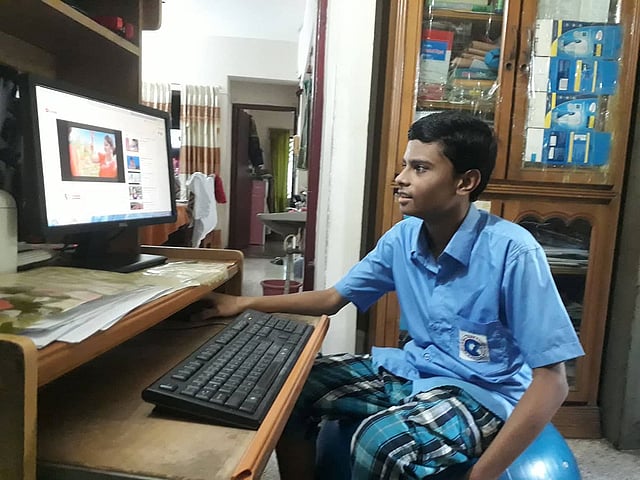 কম্পিউটারে গান শুনতে ও ছবি দেখতে ভালোবাসে রাকিন