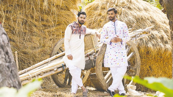 সাদা পাঞ্জাবির ওপর ছিটানো নানা রঙে বৈশাখের আবহ। মডেল: রাতুল ও রাজ, পাঞ্জাবি: সারা লাইফস্টাইল, স্থান: নাচোল, চাঁপাইনবাবগঞ্জ, ছবি: কবির হোসেন