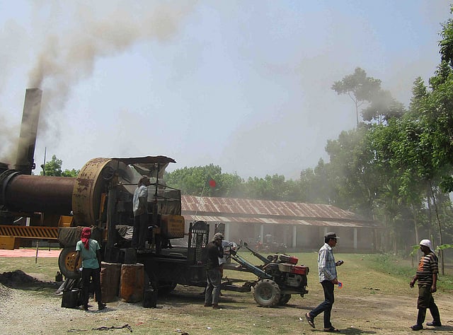 বাগাতিপাড়ার তমালতলা মহিলা কলেজের মাঠে নির্মাণসামগ্রী রেখে সড়ক সংস্কারের কাজ চলছে। বিকট শব্দ, ধোঁয়া, গন্ধ ও ধুলাবালিতে অতিষ্ঠ শিক্ষক-শিক্ষার্থীরা। ছবি: মুক্তার হোসেন