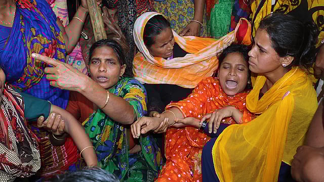 পরিবারের দুই ছেলেকে হারিয়ে স্বজনের আহাজারি। গোয়ালন্দ, রাজবাড়ি, ২ এপ্রিল। ছবি: প্রথম আলো